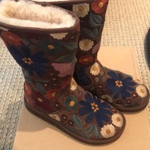 Super cool limited edition UGGs size 6